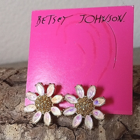 New Vintage! BETSEY JOHNSON Flower Child Crystal Daisy Post Earrings. - Picture 1 of 6